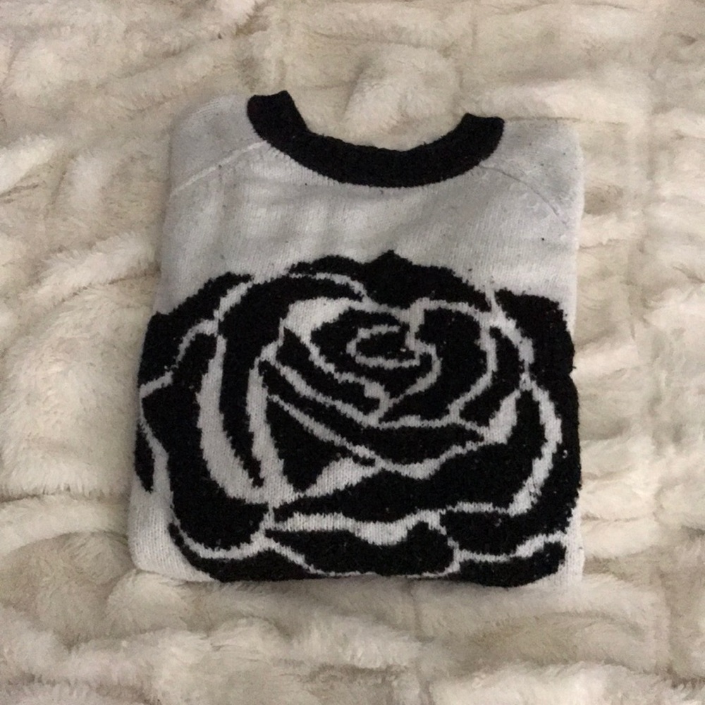 Forever 21 oversized rose sweater🖤🌹